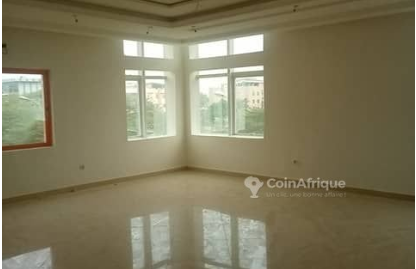 BEL APPARTEMENT DISPONIBLE AU CENTRE VILLE