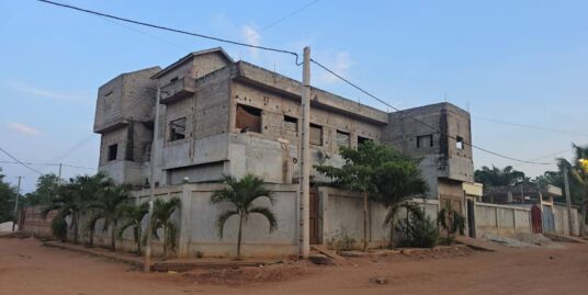 IMMEUBLE R+2 DE 7 CHAMBRES & 2 SALONS SANITAIRES À VENDRE, ZONE HÔPITAL CHIC – CARREFOUR SATELLITE – ZOUNDJA – CALAVI