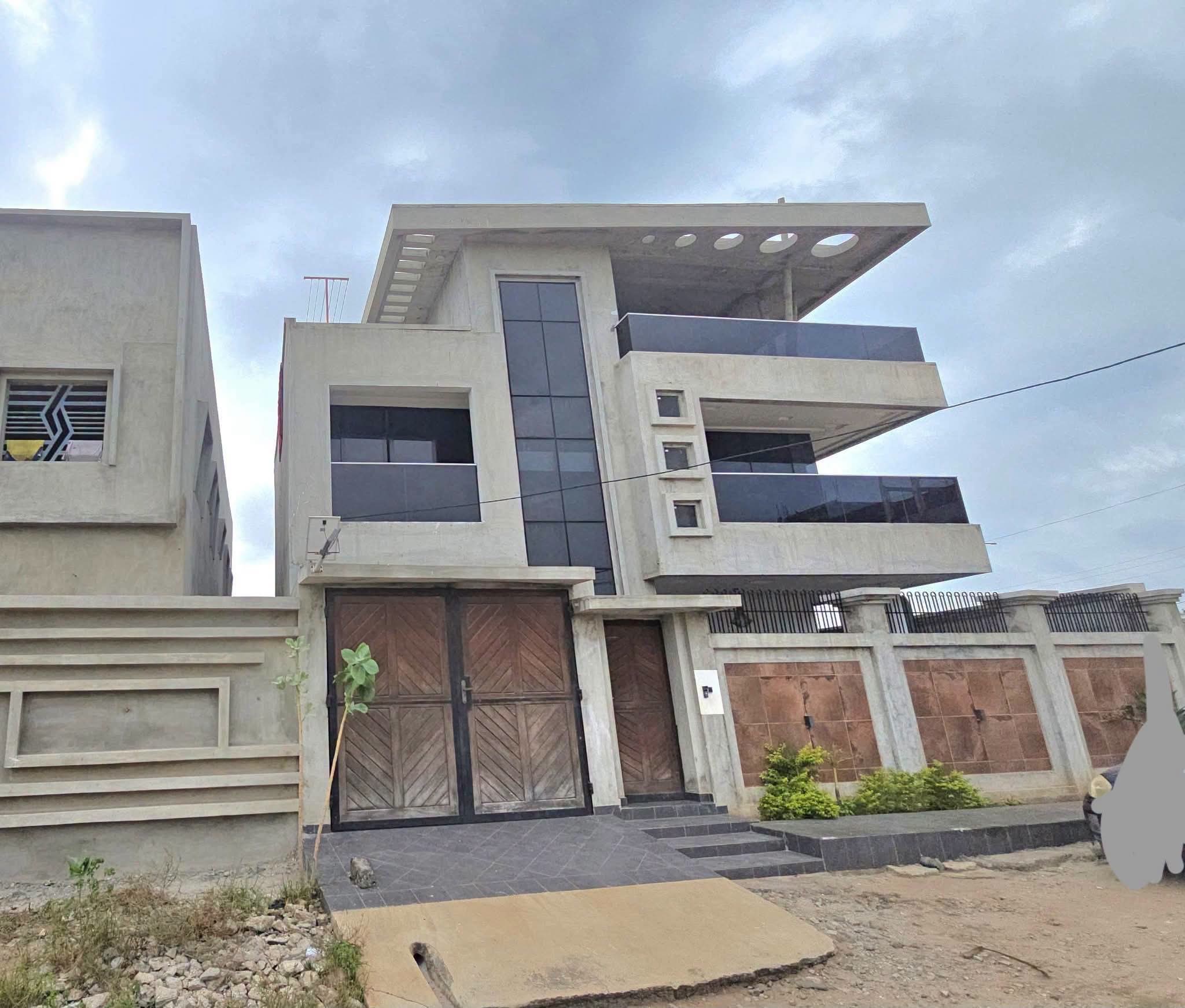 VILLA R+2 DE 4 CHAMBRES & 2 SALONS SANITAIRES À VENDRE, TOGBIN DAHO