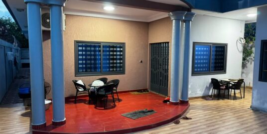VILLA MODERNE DE 4 CHAMBRES ET SALON SANITAIRES À VENDRE, CARREFOUR SATELLITE
