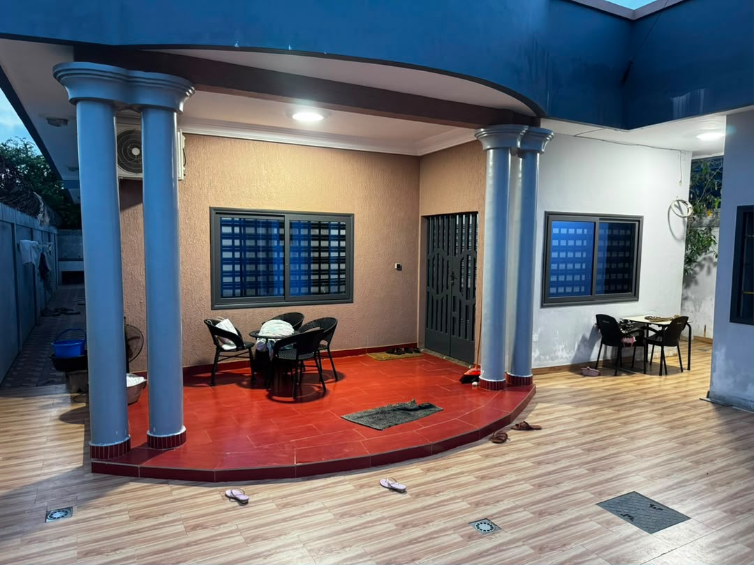 VILLA MODERNE DE 4 CHAMBRES ET SALON SANITAIRES À VENDRE, CARREFOUR SATELLITE