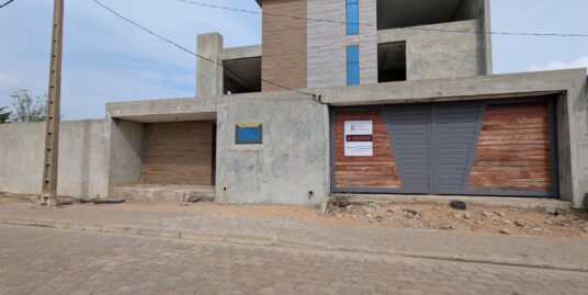 VILLA INACHEVÉE DE 4 CHAMBRES ET 2 SALONS SANITAIRES À VENDRE, PK10 MARINA – UNIVERSITÉ HOUDÉGBÉ – AKPAKPA