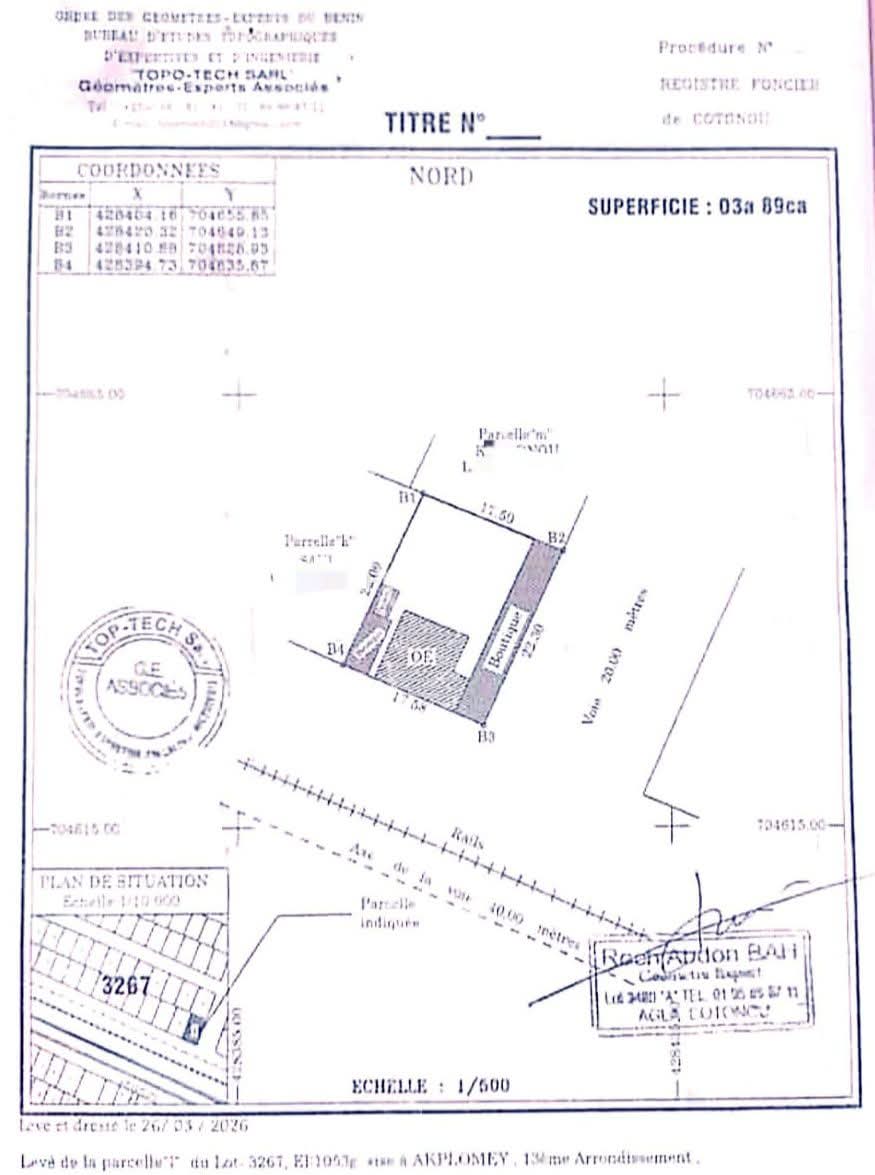 PARCELLE EN ANGLE DE RUE DÉJÀ LOTIE ET RECASÉE À VENDRE, PHARMACIE LES ARCHANGES – AGLA AKPLOMEY – COTONOU